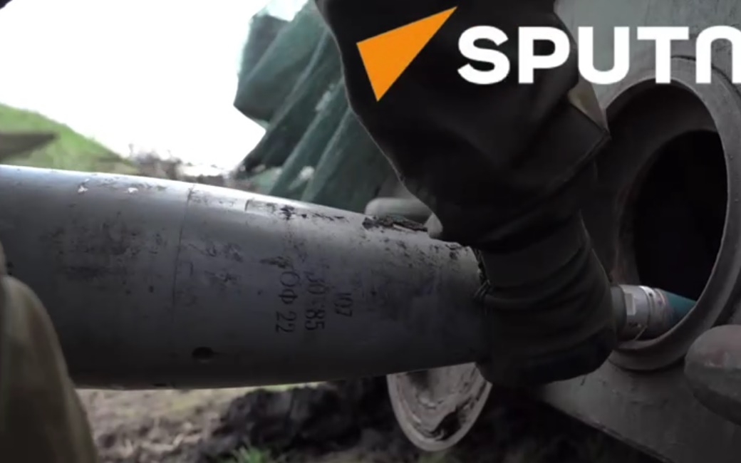 Pháo tự hành của Nga phủ ngụy trang nã chính xác vào mục tiêu đối phương